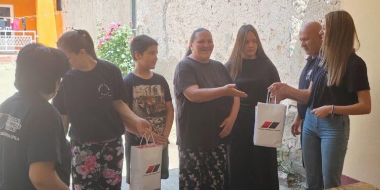 Aktivisti SNS posetili višečlanu porodicu Malušev iz Vračev Gaja