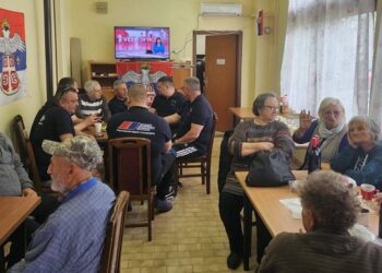 Funkcioneri SNS Plandište posetili penzionere u Hajdučici