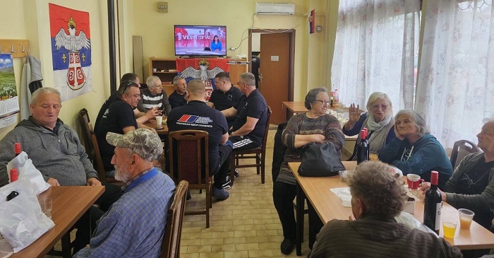 Funkcioneri SNS Plandište posetili penzionere u Hajdučici