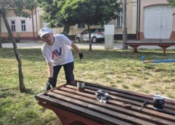 Aktivisti SNS Bela Crkva uredili dečje igralište u ulici Vuka Karadžića