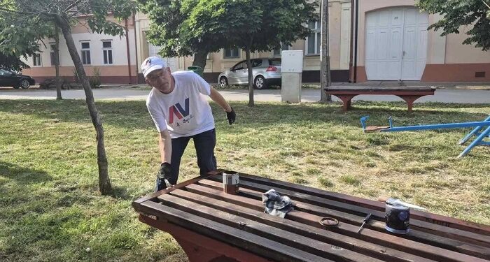 Aktivisti SNS Bela Crkva uredili dečje igralište u ulici Vuka Karadžića