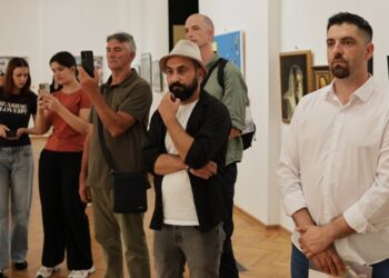 U Gradskom muzeju Vršac otvorena izložba „Udvojene slike sveta“: Umetnost, nasleđe i savremene tehnologije u znaku Kosova i Metohije