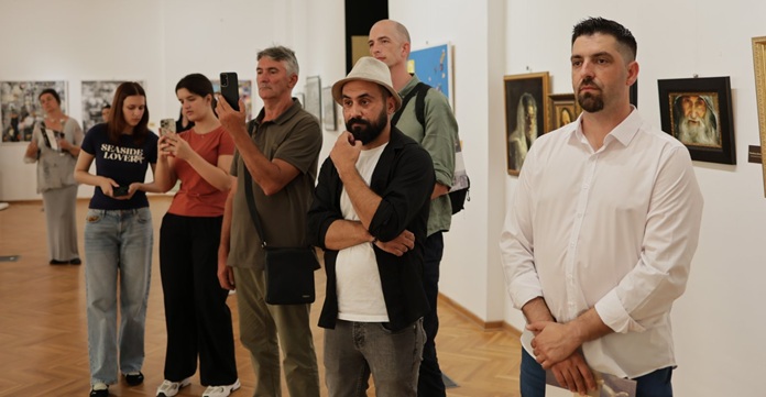 U Gradskom muzeju Vršac otvorena izložba „Udvojene slike sveta“: Umetnost, nasleđe i savremene tehnologije u znaku Kosova i Metohije