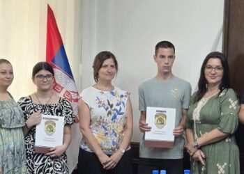Plandište: Za postignute uspehe nagrađeni učenici Aleksandra Maričić i Ognjen Ćorda