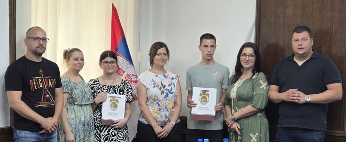 Plandište: Za postignute uspehe nagrađeni učenici Aleksandra Maričić i Ognjen Ćorda