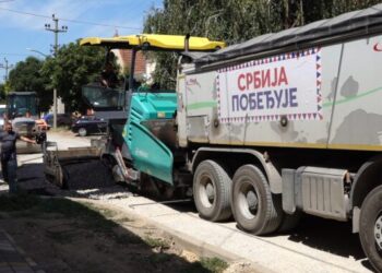 Novi asfalt u Miletićevoj ulici (VIDEO)