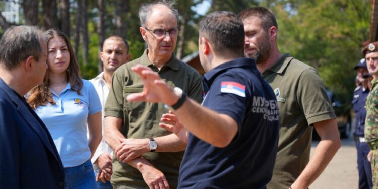 Premijer u Deliblatskoj peščari: Više od 435 ljudi gasi požare, ruski Iljušin već izbacio 120 tona vode