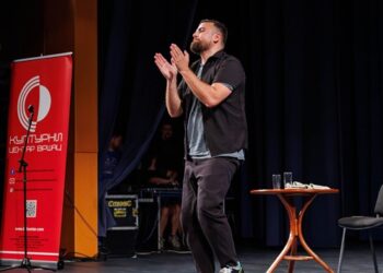 KC Vršac: Monokomedija „Pun mi je kufer“ nasmejala vršačku publiku
