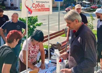 Aktivisti SNS sa narodom u Beloj Crkvi