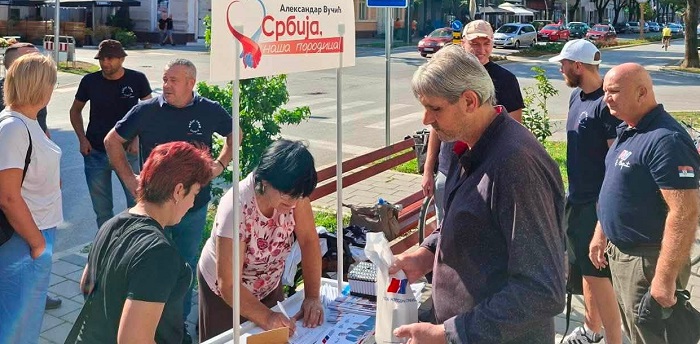 Aktivisti SNS sa narodom u Beloj Crkvi