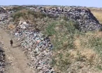 Počinioci snimljeni: JKP Univerzal bori se sa požarom na deponiji u Banatskom Karlovcu (VIDEO)