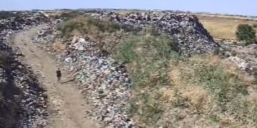 Počinioci snimljeni: JKP Univerzal bori se sa požarom na deponiji u Banatskom Karlovcu (VIDEO)