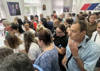 SNS Vršac: Nezapamćeno interesovanje, stotine građana u redovima za podršku listi „Aleksandar Vučić – Ujedinjena Srbija“