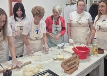 Unija žena SNS u poseti Udruženju žena „Vrščanke“: Miris domaćih kiflica i štrudli po receptima naših baka