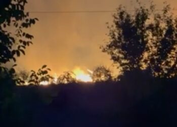 Ponovo gori, zatvorite prozore, vetar menja smer (VIDEO)