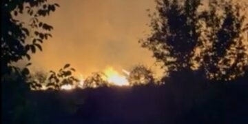 Ponovo gori, zatvorite prozore, vetar menja smer (VIDEO)