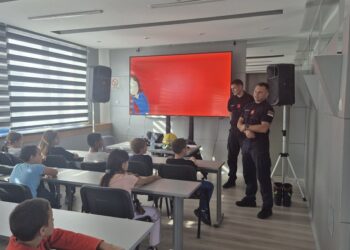 Kabinet gradonačelnice: Mališani upoznali heroje svoje zajednice – Vatrogasci vršačkim osnovcima otkrili tajne svog poziva