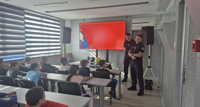 Kabinet gradonačelnice: Mališani upoznali heroje svoje zajednice – Vatrogasci vršačkim osnovcima otkrili tajne svog poziva